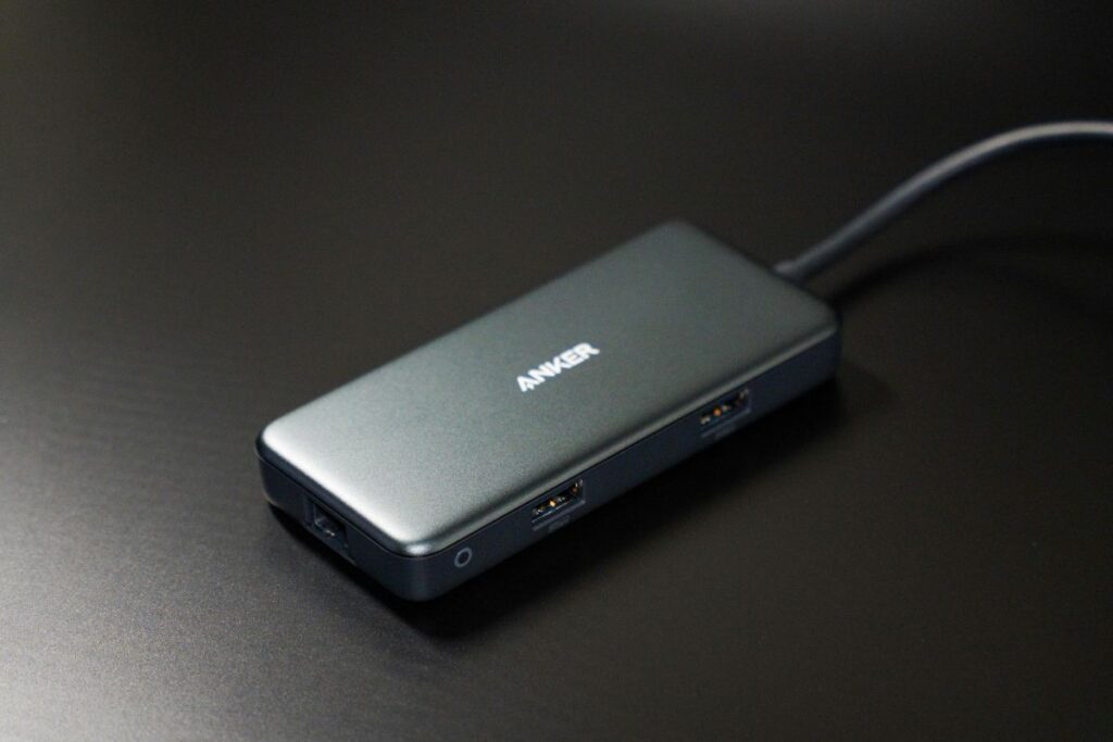 usb c multi port charging hub on clean desk