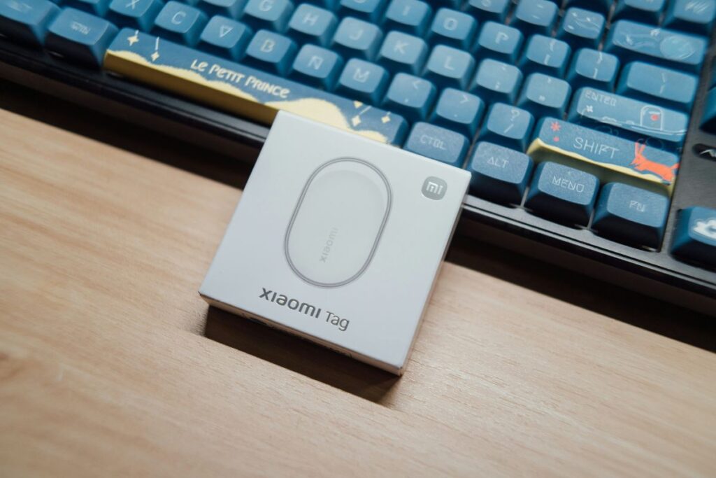 small bluetooth tracker attached to keys